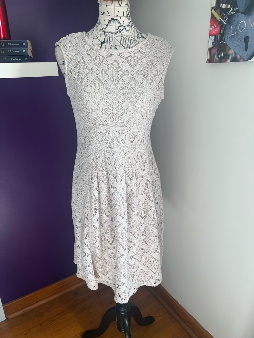 London Times Sleeveless Lacelike Dress